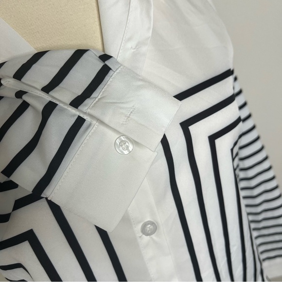 Black White Geo Print Button front blouse silky size small - Picture 9 of 12